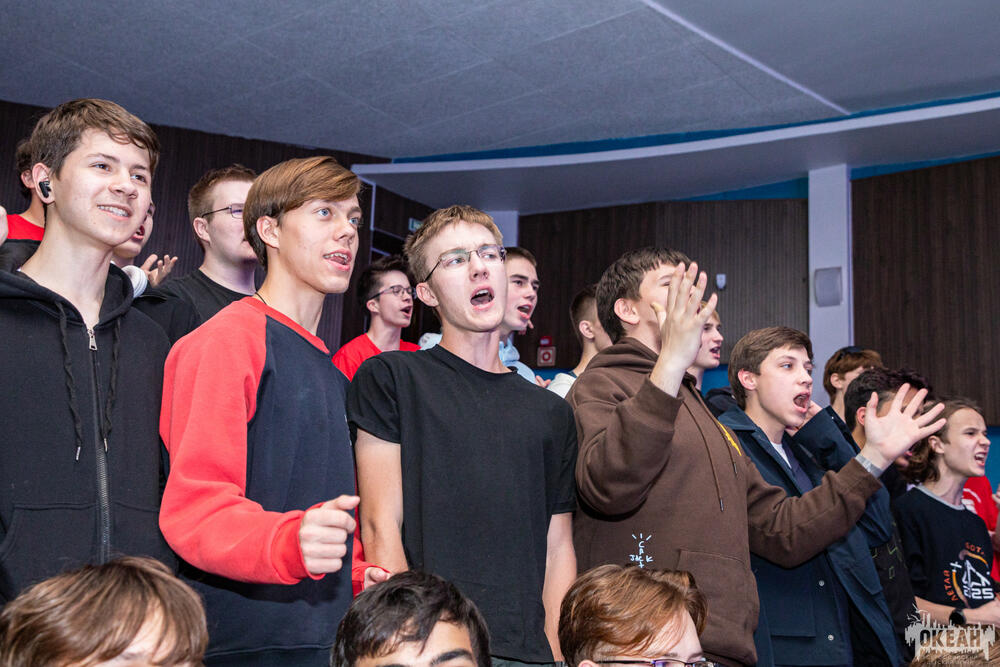 На изображении участники проектной смены Университета науки и технологий МИСИС «Мир материалов. Конструкционные материалы»