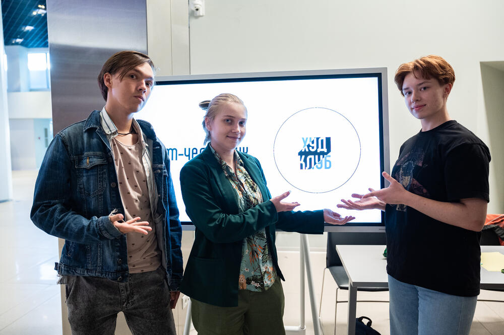 На изображении члены Художественного клуба