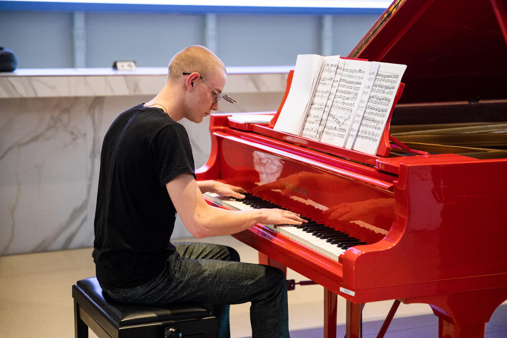 На изображении выступлении участника музыкальной судии