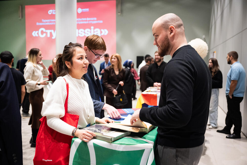 На изображении работа стенда Клуба интернациональной дружбы