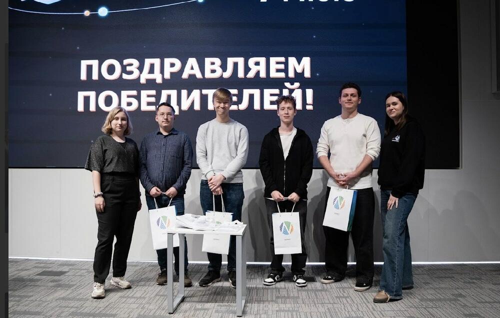 На фотографии члены клуба проектных инициатив во время кейс-чемпионата