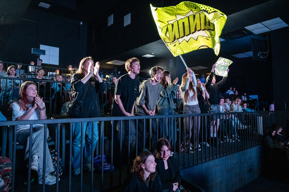 На изображении болельщики команды КВН МИСИС