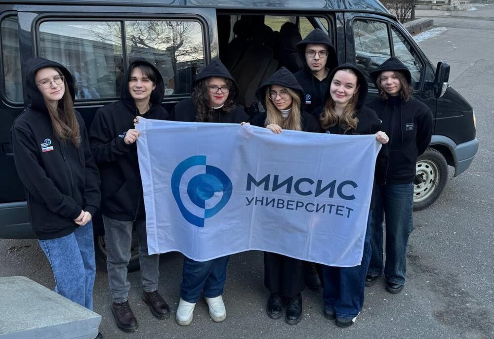 Добровольцы в Штабе МЫ ВМЕСТЕ с флагом НИТУ МИСИС