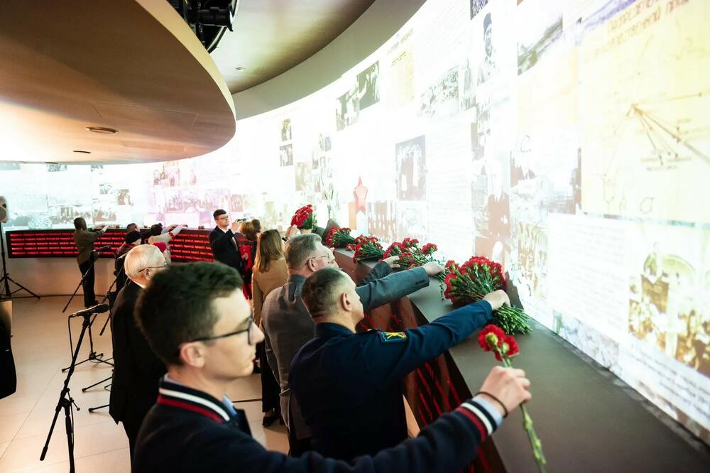 Возложение цветов к мемориалу памяти студентов, преподавателей, сотрудников, павших на фронтах Великой Отечественной войны