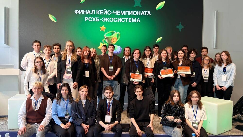 На фотографии члены клуба проектных инициатив во время кейс-чемпионата