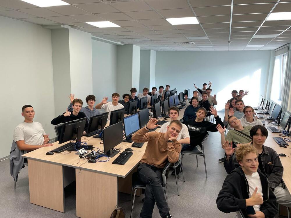 На изображении участники предпрофессиональных каникул в НИТУ МИСИС