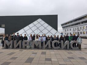 На изображении представлены участники профориентационной экскурсии для учащихся 9-11 классов