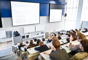 Преподаватели НИТУ МИСИС со студентами