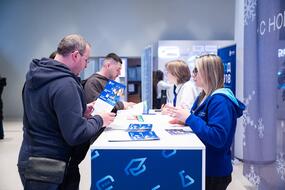 Мужчина изучает брошюру о поступлении в НИТУ МИСИС