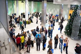 Вид сверху: гости Дня открытых дверей в холле Б-корпуса НИТУ МИСИС