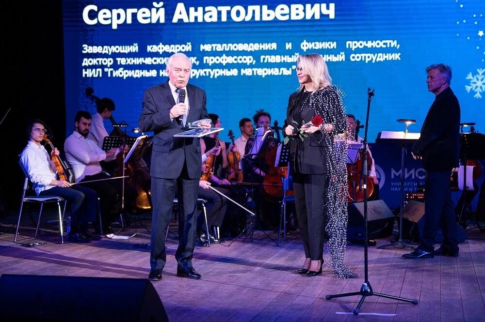 Сцена конкурса профессионального мастерства «Человек года». Алевтина Черникова и Сергей Никулин