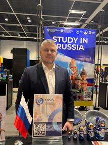 Проректор по образованию Андрей Воронин на выставке