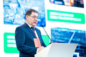 Ринат Исмагилов выступает на пленарном заседании «Недели горняка — 2026»