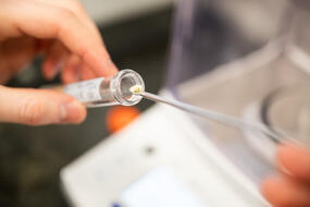 Учёный держит в руках колбу с антимикробным составом