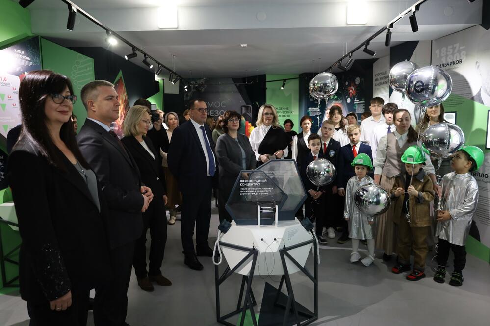 Ректор НИТУ МИСИС Алевтина Черникова и другие гости на открытии центра «Выставка «Железно!» в СТИ НИТУ МИСИС