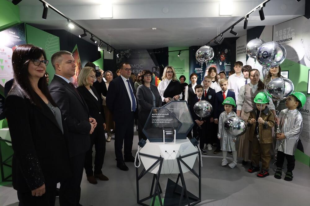 Ректор НИТУ МИСИС Алевтина Черникова и другие гости на открытии центра «Выставка «Железно!» в СТИ НИТУ МИСИС