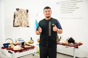 Участник выставки национальных костюмов, предметов быта и головных уборов